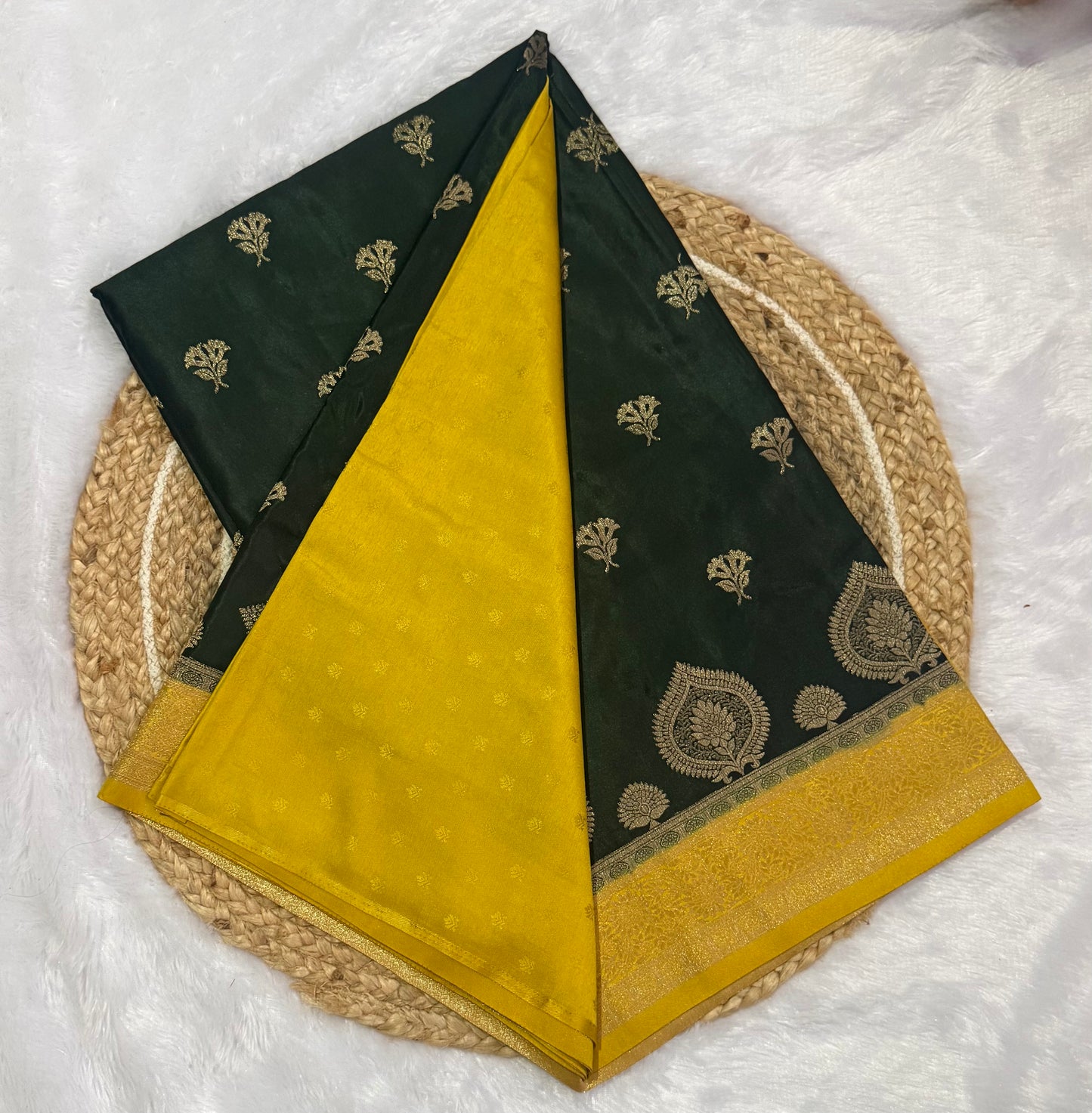 Gold Weaving Saree – Traditional Zari Woven Festive Saree with Blouse
