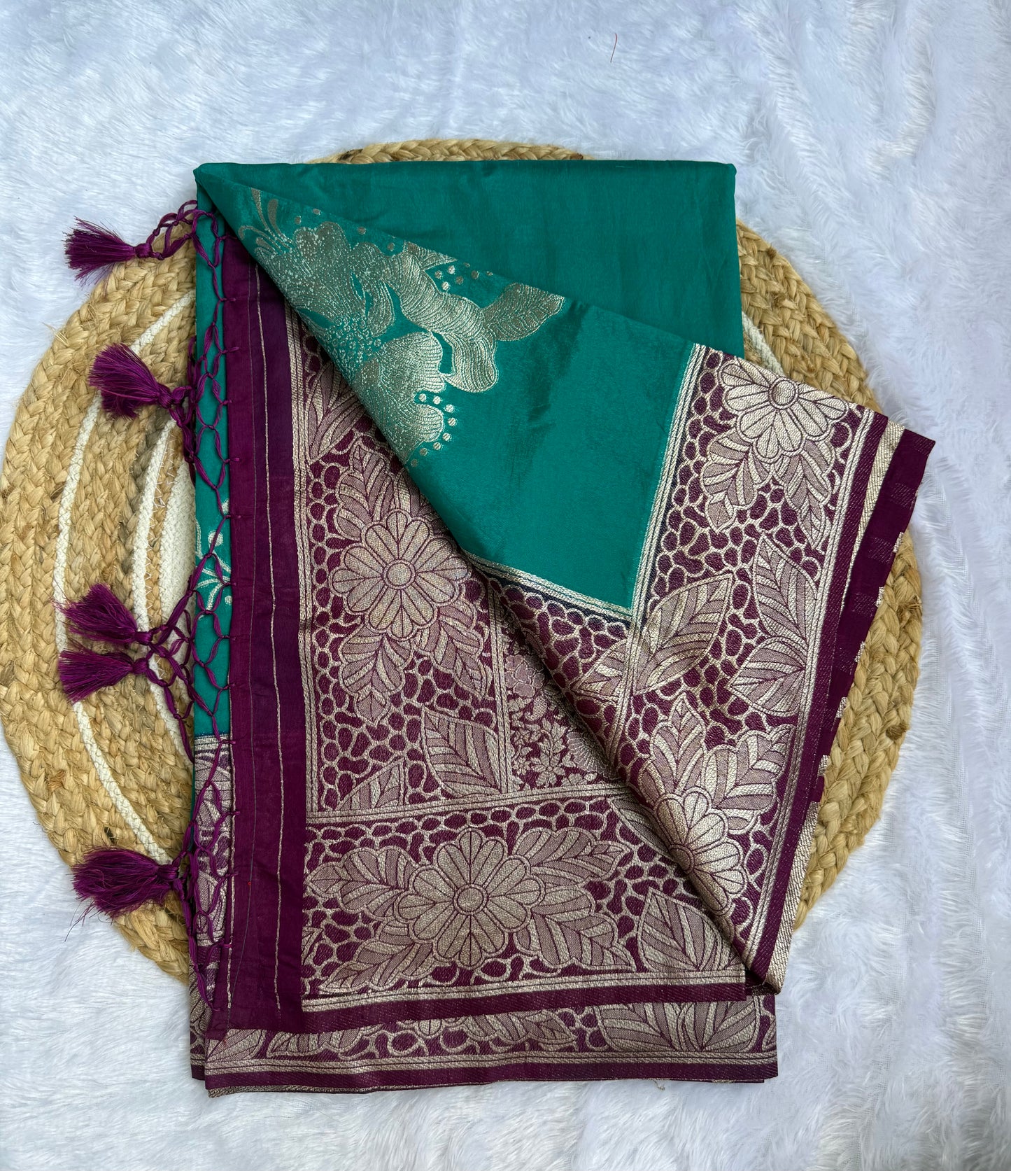 Beautiful Floral Printed Saree – Vibrant Festive Wear with Unstitched Blouse