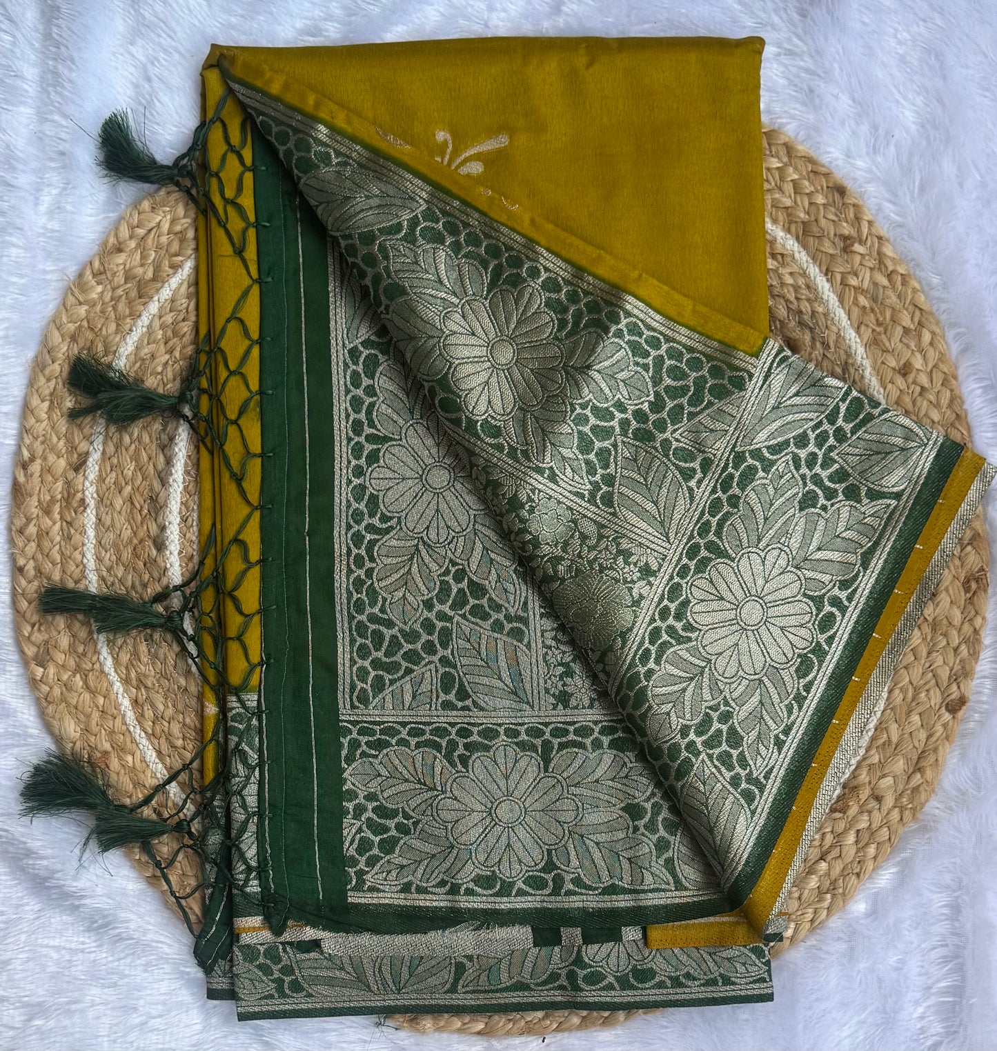 Beautiful Floral Printed Saree – Vibrant Festive Wear with Unstitched Blouse