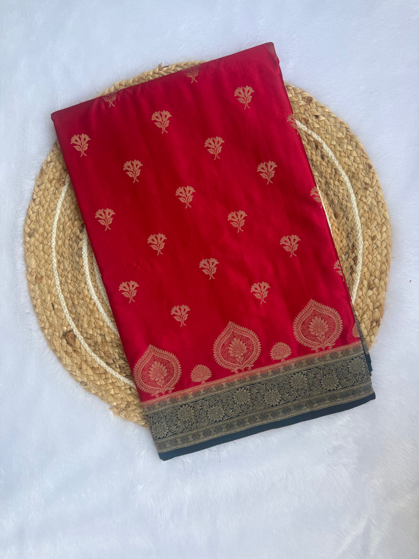 Gold Weaving Saree – Traditional Zari Woven Festive Saree with Blouse