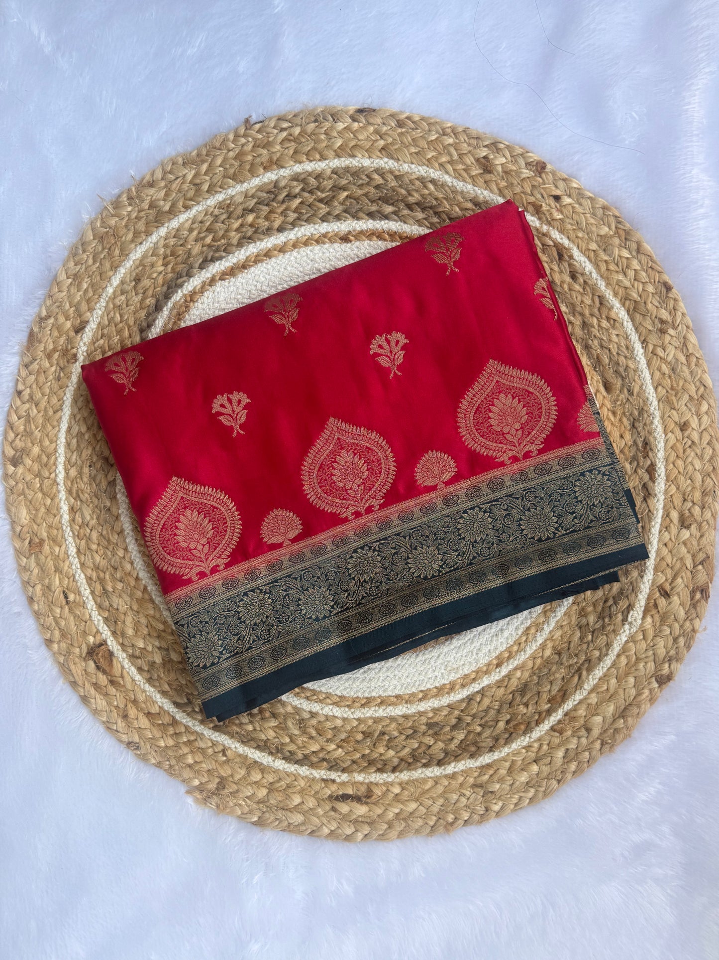 Gold Weaving Saree – Traditional Zari Woven Festive Saree with Blouse